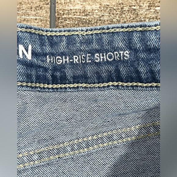 Denizen from Levi’s High-Rise Distressed Shorts Women’s Size 16 - Picture 2 of 9